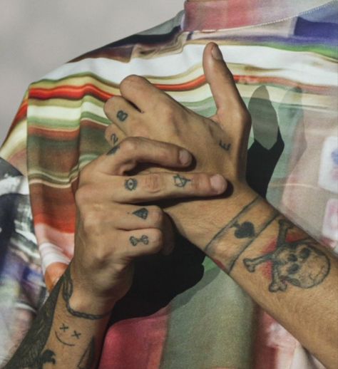 Faith In The Future Louis Tomlinson, Hand Finger Tattoos, Louis Tomlinson Tattoos, Tattoos Hand, Louis Core, Hand Finger, Faith In The Future, Future World, Louis (one Direction)