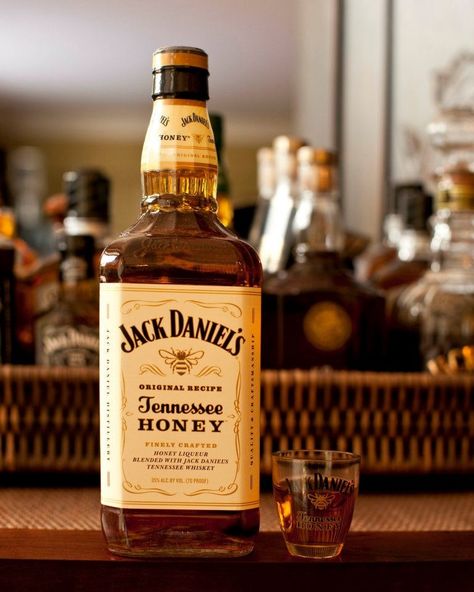 Jack Daniel's Honey Jack Daniels Honey Whiskey, Beer Mixed Drinks, Jack Daniels Honey, Honey Whiskey, Tennessee Honey, Manly Style, Whiskey Distillery, Dont Drink And Drive, Jack Daniel