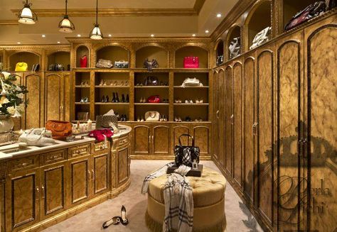 gorgeous closet! Princess Diaries Closet, Designer Closets, Walking Closet Ideas, Courtyard Home Plans, Closet Pictures, Palace Design, Castle Courtyard, Courtyard Home, Amazing Closets