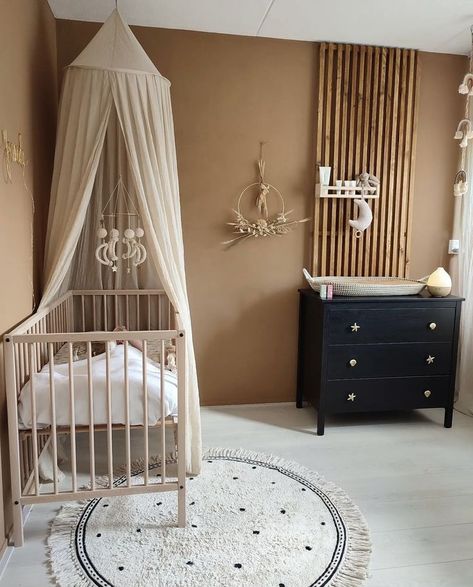 Bruine tint in de babykamer Neutral Nursery Rooms, Girl Nursery Themes, Princess Nursery, Nursery Room Design, Baby Room Inspiration, Rustic Nursery, Nursery Room Inspiration, White Nursery