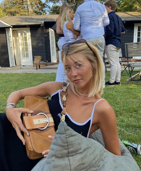 Cameron Diaz Short Hair, Cameron Diaz Hair, Above Shoulder Length Hair, Character Introduction, Short Hair Fringe, Cool Hairstyles For Girls, Rafe Cameron, Hippie Hair, Hair Icon