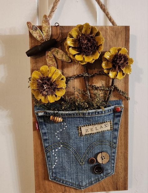 Thanksgiving Candy Crafts, Fouth Of July Crafts, Pine Cone Flower Wreath, Pocket Craft, Sunflower Crafts, Pine Cone Art, Denim Crafts Diy, Blue Jeans Crafts, Spring Easter Crafts