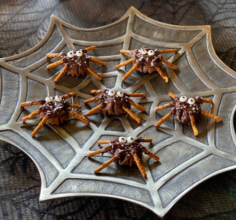 Pretzel Spiders, Chocolate Pretzels Sticks, Sweet Chex Mix, Fun Halloween Desserts, Sweet N Spicy, Pastry Appetizer, Easy To Make Appetizers, Pumpkin Chocolate Chip Muffins, Halloween Food Treats