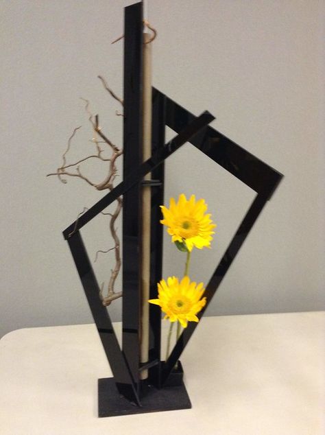 Angular Design, Becky Pendell | Garden Club of Kentucky | Flickr Floral Arrangements For Home, Contemporary Flower Arrangements, Japanese Flower Arrangement, Modern Floral Arrangements, Angle Design, Diy Wedding Backdrop, Angular Design, Unique Flower Arrangements, Ikebana Flower