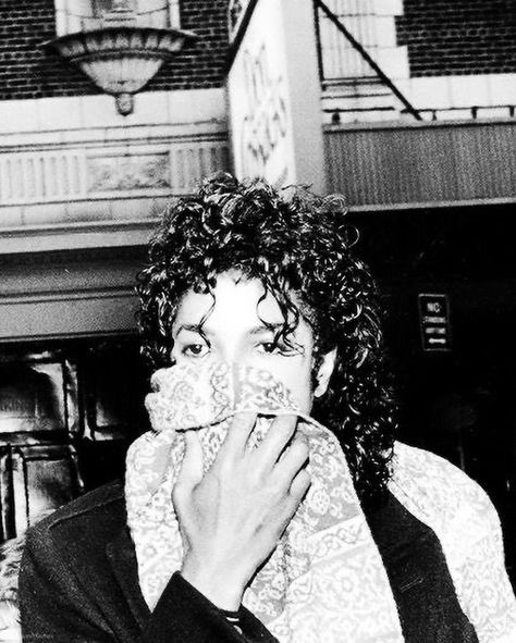 Michael Jackson covering his face with a scarf: a thread Mj Bad, Michael Jackson Photoshoot, Michael Jackson Bad Era, Hee Man, Photos Of Michael Jackson, Joseph Jackson, Michael Jackson Bad, Michael Jackson Pics, King Of Pop