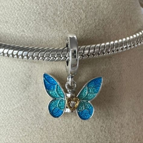 Pandora Club 2024 Butterfly Dangle Charm Dangle Charms, Pandora Jewelry, Dust Bag, Jewelry Watches, I Love, Outfit Inspo, Accessories Vintage, Jeans Shoes, Closet