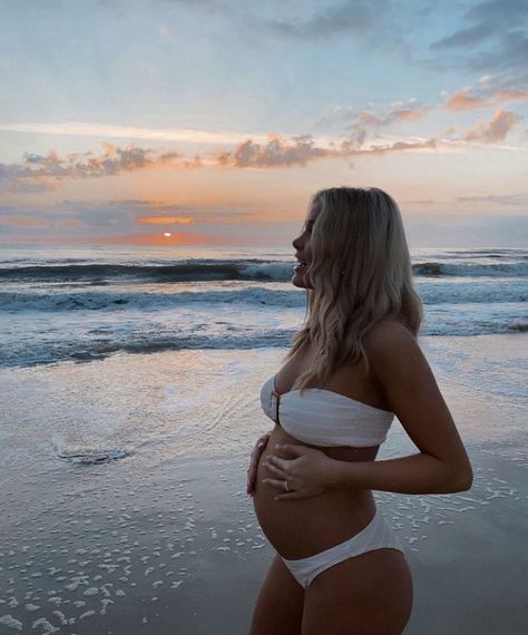 Beach Mom Aesthetic, Beach Maternity Outfits, Pregnant Aesthetic, Pregnant Belly Aesthetic, Pregnant Woman Aesthetic, Pregnant Beach Outfit, Baby Bump, 4 Months Pregnant Belly, Pregnant Vacation Pictures