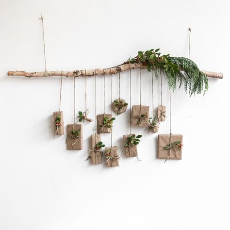 Count down to Christmas with a DIY advent calendar that brings a tiny forest indoors: Navidad Natural, Homemade Advent Calendars, Count Down To Christmas, Calendar Advent, Witch Crafts, Branches Diy, Wood Branch, Simple Christmas Decor, Diy Advent Calendar