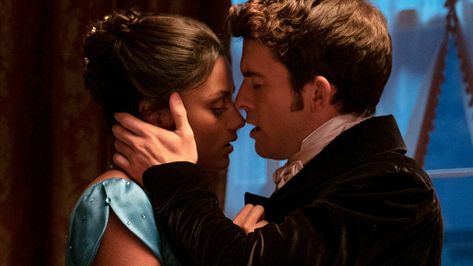 Every 'Bridgerton' Season 2 near-kiss, ranked Era Aesthetic, Jonathan Bailey, Septième Art, Julia Quinn, Queen Charlotte, Julie Andrews, Tv Couples, Regency Era, Tv Characters