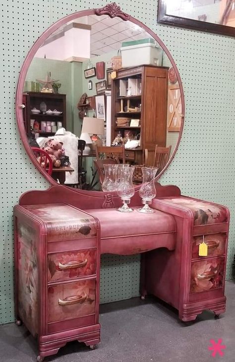 Old Makeup Vanity, Corner Desk Vanity, Dream Altar, Vintage Vanity Aesthetic, Spot Light Photoshoot, Vanity Update, Cozy Room Ideas, Vanity Aesthetic, Vintage Vanity Decor