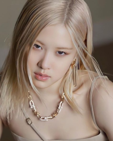 Rosé Short Hair, Rosé Elle Korea, Rosé Elle, Rosé Lq, Elle Korea, Ash Blonde Hair, Hair Icon, Shirt Hair, Rose Icon