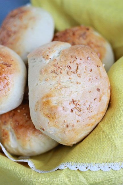 onion hamburger buns Onion Buns, Nice Buns, Bun Recipes, Black Binder, Hamburger Bun Recipe, Onion Rolls, Kaiser Rolls, Dinner Desserts, Pancake Muffins