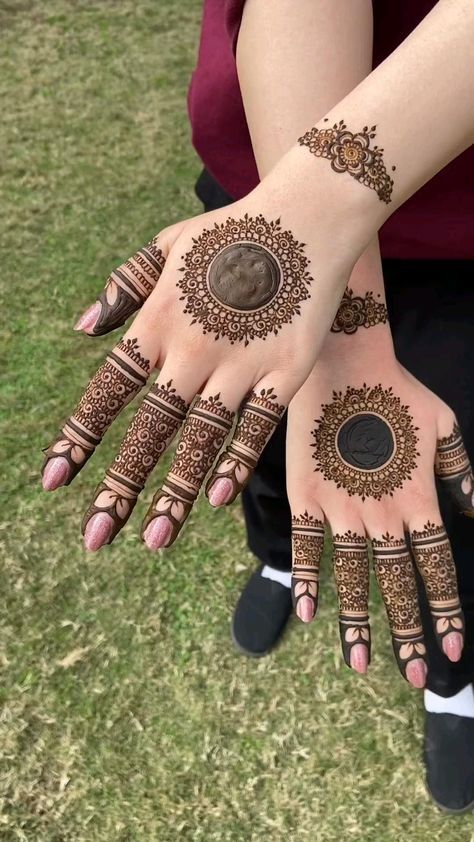 Bracelet Mehandi Design, Mehendi Designs For Short Hands, Bracelet Mehandi Designs, Mehendi Front Hand, Mehndi Designs For Palm, Henna Palm Designs, Mehndi Designs Palm, Aesthetic Henna, Nikkah Mehndi