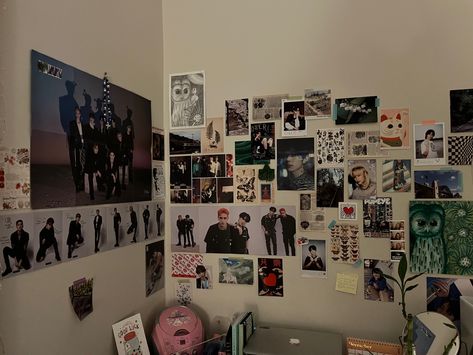 Skz Poster Wall Ideas, Kpop Poster Wall Ideas Room, Skz Binder Cover, Kpop Posters Aesthetic Room, K Pop Poster Wall Ideas, Kpop Posters On Wall Bedroom, Straykids Room Decor, Skz Room Decor, Skz Room Ideas