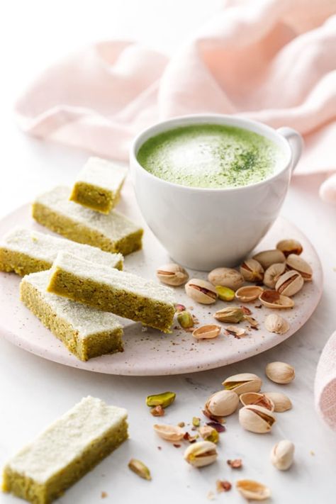 Matcha Pistachio, Pistachio Shortbread, Florentine Cookies, Colored Cookies, Cookies Love, Almond Shortbread, Shortbread Recipe, Cookie Brownie Bars, Shortbread Recipes