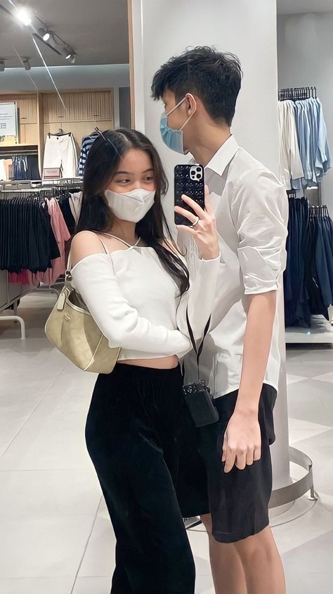 Matching Outfits For Couples Casual, Matching Couple Outfits Casual, Outfit Cowo, Couple Ootd, Ootd Couple, Mall Outfit, Simple Casual Outfits, Studio Poses, Couple Picture Poses