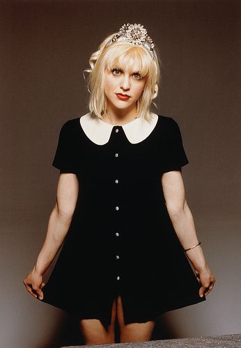 Courtney Love by vestireiscomoyodiga@gmail.com, via Flickr Courtney Love 90s, Classic Style Icons, Courtney Love Hole, Kurt And Courtney, Estilo Grunge, Riot Grrrl, Courtney Love, 90s Fashion Outfits, 90s Outfit