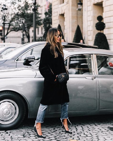 JULIE SARIÑANA on Instagram: “Walkin’ in my Manolo Blahniks from @fwrd outside the newly reopened @rwcrillon ❤️ #fwrdtravels / ph by @collagevintage2” Hangisi Pumps Outfit, Hangisi Outfit, Sincerely Jules Style, Julie Sarinana, Manolo Blahnik Hangisi, Sincerely Jules, Blogger Style, Style Crush, Weekend Wear