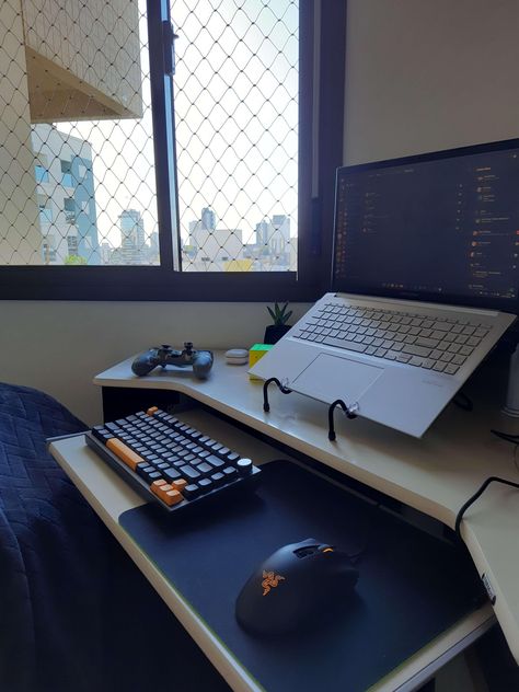 Keyboard: feker ik 75 ultra Setup Notebook, Small Room Inspo, Cozy Setup, Gaming Bedroom, Gaming Desk Setup, Setup Gamer, Dream Desk, Computer Desk Setup, Desktop Setup