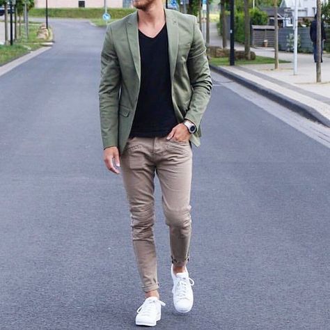 Best White Sneakers, White Sneakers Outfit, Blazer Outfits Men, Mens Fashion Blazer, Mens Fashion Smart, Best Mens Fashion, Green Blazer, Fashion Suits For Men, Mode Casual