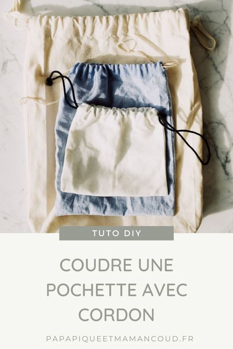 Vous souhaitez créer votre propre pochette à cordon ? Voici un tuto simple pour débutant, il vous faudra le matériel ci-dessous et suivre les différentes étapes. A vos fils et aiguilles !.. Voir plus Diy Sac Pochette, Pochette Diy, Diy Couture, Drawstring Backpack, Couture