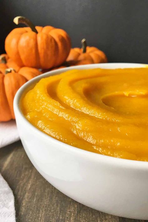 Want to make your next pumpkin pie completely from scratch? Learn how to make homemade pumpkin puree. It's not as difficult as you think. Get all the info you need on Foodal now. #homemade #pumpkinpuree #fallrecipes #foodal Anti Viral Foods, Pumpkin Whoopie Pie Recipe, Make Pumpkin Puree, Pumpkin Puree Recipes, Starbucks Pumpkin Spice Latte, Bake Pumpkin, Starbucks Pumpkin Spice, Plats Healthy, Leftover Pumpkin