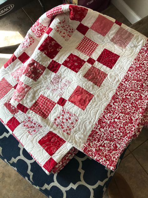 Valentine Quilts, Red Quilts Ideas, Red And White Quilt Patterns, Red White Quilt, Charm Pack Quilt Patterns, Christmas Quilting Projects, Charm Square Quilt, Black And White Quilts, Two Color Quilts