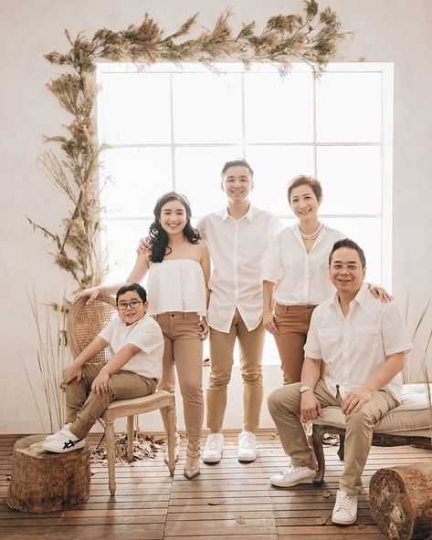 White And Cream Family Photo Outfits, Family Shoot Outfit Ideas Studio, Graduation Family Outfit Ideas, Family Potrait Idea, Family Photo Studio Outfits, Simple Family Photo Outfits, Family Photo Studio Concept, Family Studio Photography Outfits, Family Photoshoot Indoor