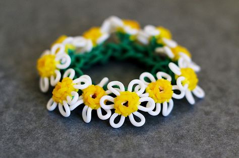 Daisy-Chain-Bracelet-3 Flower Loom Bracelet, Daisy Flower Tutorial, Monster Tail Loom, Tangled Garden, Loom Band Charms, Loom Bands Designs, Bracelet Video, Loom Flowers, Monster Tail