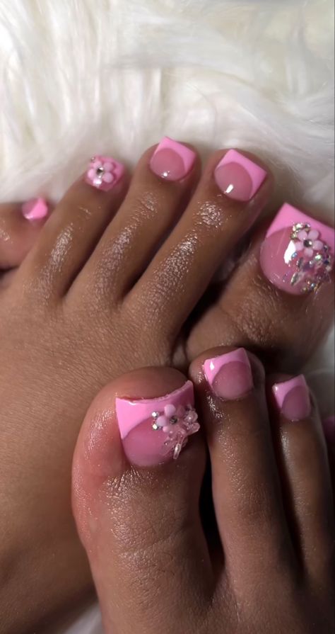 Feet Polish Toenails, Glitter French Toe Nails, Short Acrylic Toe Nails, Kids Toenail Designs, Sparkly Toenails, Kids Pedicure Ideas, Pink Toe Nails With Design, Rhinestone Pedicure, Cute Toe Nail Ideas