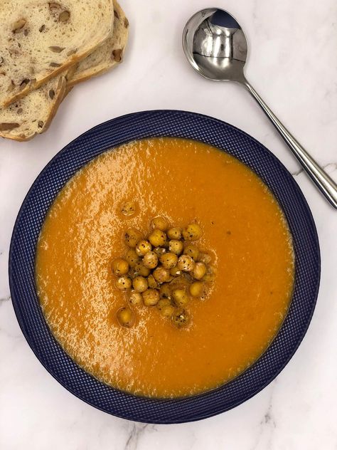 Toasted chickpeas in a tasty butternut squash soup Butternut Chickpea Soup, Squash Chickpea Soup, Spiced Butternut Squash, Toasted Chickpeas, Oven Pot Roast, Dinner Soup, Butternut Soup, Spiced Chickpeas, Chickpea Soup