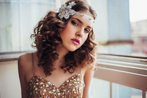 35 Classic and Timeless 1920s Hairstyles for Women - Haircuts & Hairstyles 2020 20s Hairstyles For Long Hair, Gatsby Hairstyles For Long Hair, Roaring 20s Hairstyles, 1920 Hairstyles, 1920s Long Hair, Last Minute Halloween Kostüm, 1920s Hairstyles, 20s Hair, Flapper Hair