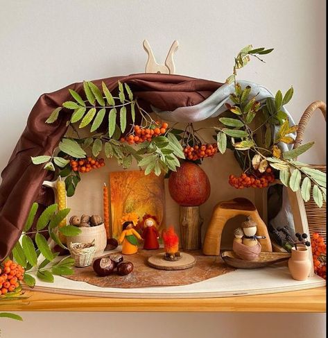 Nature table, Peg dolls, Make blanket Waldorf Playroom, Waldorf Inspired Toys, Waldorf Crafts, Make Blanket, Fairy Crafts, Autumn Table, Nature Table, Autumn Crafts, Waldorf Toys