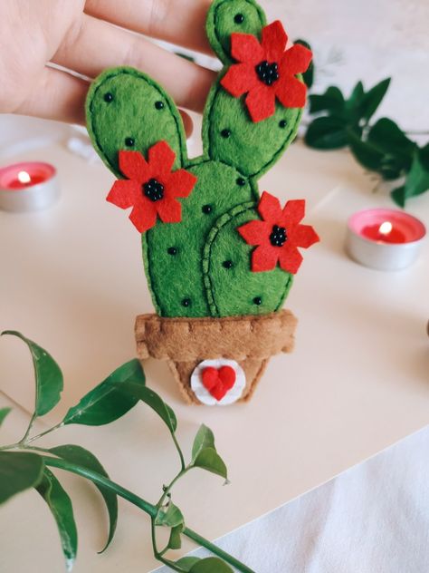 Felt cactus with red flowers and black beads. You can find it on Etsy: tinyfeltheart Felt Cactus, Cactus Keychain, Cactus Craft, Felt Keychain, Felt Ornaments Patterns, Make People Happy, Felt Flowers Diy, Cactus Party, Felt Crafts Patterns