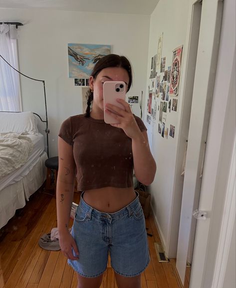 Long Levi Shorts Outfit, Levi Shorts Outfit, Levis Shorts, Work Fits, Tomboy Style Outfits, Girl Fits, Levi Shorts, Tomboy Fashion, Tshirt Outfits