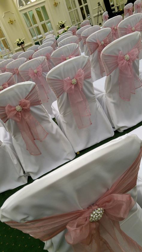 Quince Decorations Pink, Quinceanera Ideas Pink, Debut Decorations, Light Pink Quinceanera Dresses, Quince Decorations Ideas, Quince Centerpieces, Wedding Ceremony Chairs, Quince Decor, Sweet 15 Party Ideas Quinceanera