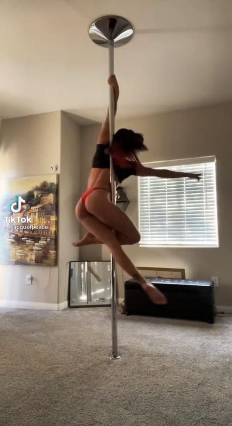 Simple Pole Dancing Moves, Ballerina Pole Dance, Dance Pole In Bedroom, Pole In Bedroom, Pole Dance Fotos, Pole Room Ideas, Pole Split, Pole Dancer Outfit, Pole Dance Debutant