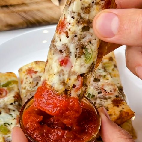 Low Carb Pizza Roll Ups, Keto Pizza Roll Ups, Pizza Roll Ups, Cheese Roll Recipe, Pizza Roll Up, Pizza Roll, Supreme Pizza, High Protein Low Carb Recipes, Craving Pizza