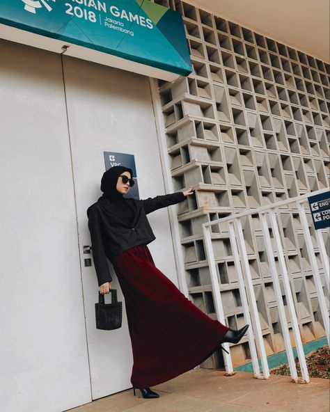 Red Black Hijab Outfit, Red Skirt Outfit Hijab, Outfit Baju Merah, Maroon Hijab Outfit, Red Hijab Outfit, Maroon Outfit Ideas, Maroon Hijab, Black Hijab Outfit, Red Black Outfit