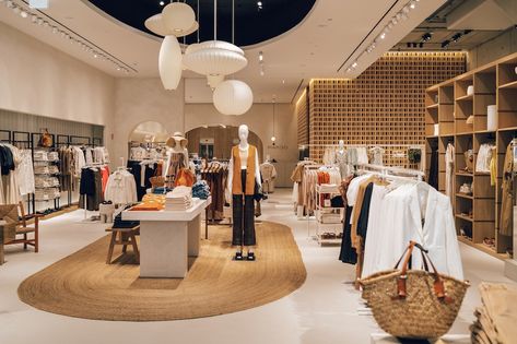 Mango Store Interior, Retail Clothing Store Design, Outlet Store Design, Apparel Store Design, Concept Store Design Retail Interior, Luxury Boutique Interior, Retail Store Layout, Mango Store, Luxury Retail Store