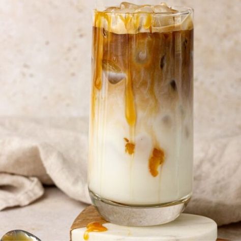 Skinny Iced Caramel Macchiato - Fit Healthy Macros Healthy Macros, Chicken Pesto Pasta Salad, Iced Caramel Macchiato, Ice Aesthetic, Ice Caramel Macchiato, Macro Friendly Recipes, Queso Cheese, Caramel Syrup, Caramel Coffee