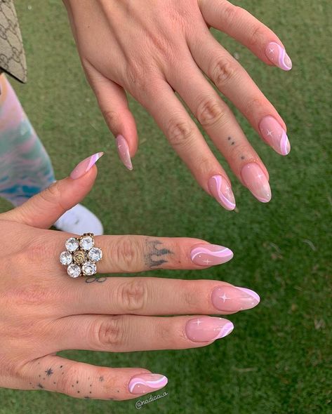 Super Cute Nails, Long Acrylic Nail Designs, Simple Gel Nails, Round Nails, Sparkle Nails, Girls Nails, Types Of Nails, Minimalist Nails, Floral Nails