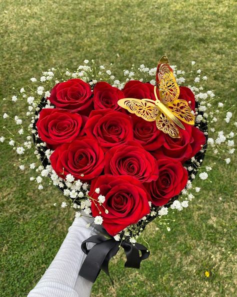 Heart Box Bouquet, Flower Bouquet For Valentines Day, Valentine’s Day Ramo, Flower Arrangements Valentine, Heart Boxes With Flowers, Flower Heart Bouquet, Valentine’s Day Bouquet Ideas, Valentines Day Ramos, Heart Box Flower Arrangement