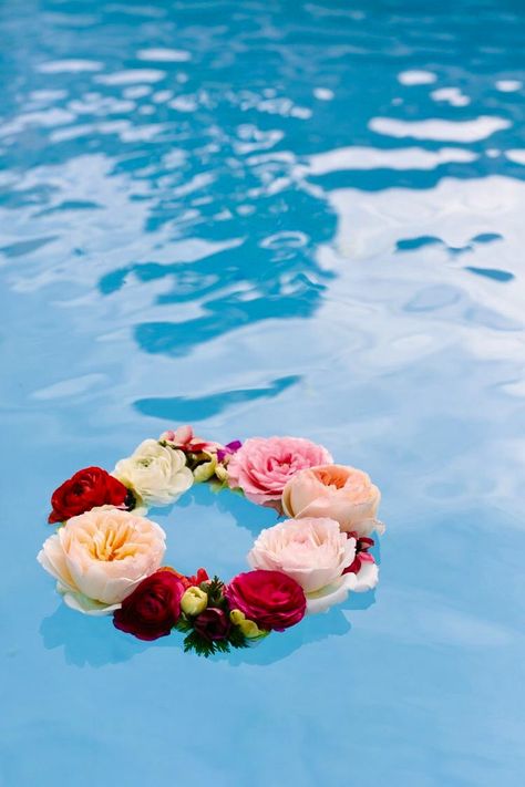 Pool Florals Floating Pool Flowers, Floating Pool Decorations, Pool Wedding Decorations, Pool Party Diy, Diy Flower Projects, Pool Dekor, Diy Fleur, Floating Flower, Pool Wedding