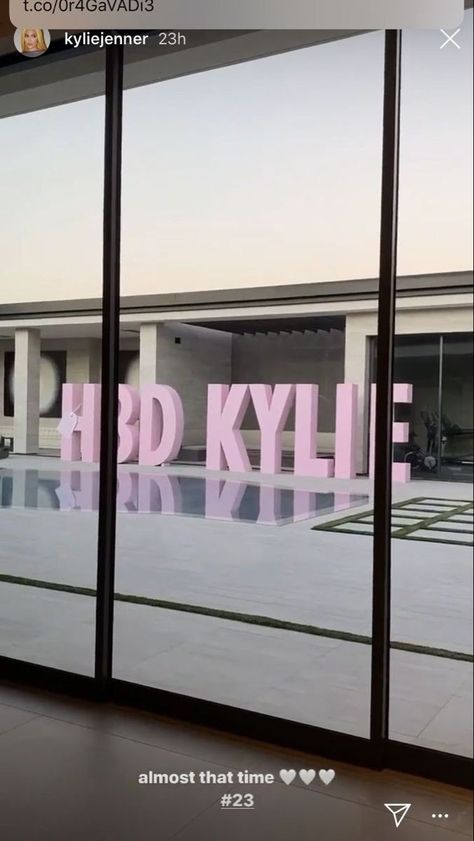 Kylie Jenner Party Decor, Pink Bday, Business Launch Party, Kylie Jenner House, Suite Decor, Kylie Birthday, Jenner House, 21st Bday Ideas, Holmby Hills