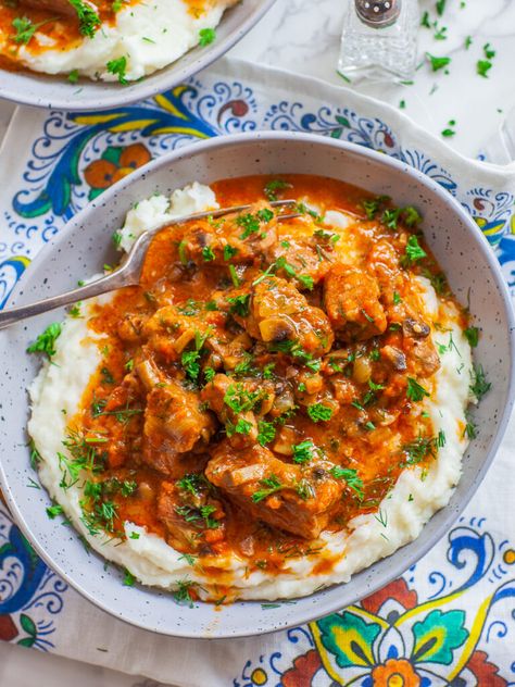 Ukrainian Braised Pork with Creamy Mashed Potatoes (video) - Tatyanas Everyday Food Ukranian Food Recipes, Ukrainian Dinner, Mashed Potatoes Video, Braised Chicken Recipes, Beef Cutlets, Borscht Recipe, Braised Pork Shoulder, Eastern European Recipes, Pork Recipes For Dinner