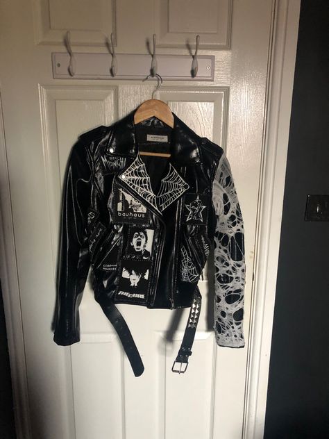 Gothic Leather Jacket, Goth Outfits With Leather Jacket, Leather Jacket Decoration, Goth Diy Jacket, Painted Leather Jacket Punk, Goth Battle Vest, Punk Leather Jacket Diy, Deathrock Outfits, Punk Leather Vest