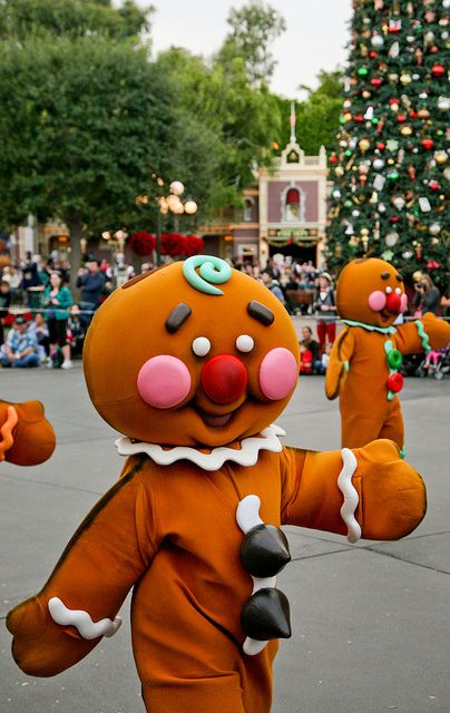 Disney Christmas Parade, Disney Parade, All Things Gingerbread, Disneyland Christmas, Disney World Christmas, Very Merry Christmas Party, Parade Float, Christmas Parade, Disney Holiday