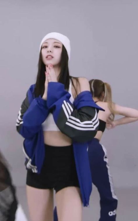 Itzy Loco Dance Practice, Itzy Dance Practice Outfit, Loco Dance Practice, Itzy Dance Practice, Itzy Dance, Itzy Loco, Christmas Flatlay, Dance Outfits Practice, Shin Yuna