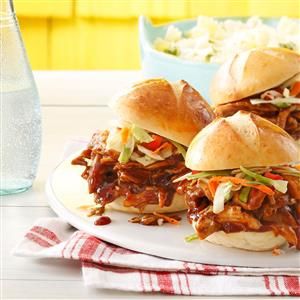 BBQ Chicken Sliders Recipe Office Potluck Recipes, Bbq Chicken Sliders Recipes, Sliders Recipes Chicken, Summer Slow Cooker Recipes, Bbq Chicken Sliders, Pulled Chicken Sandwiches, Barbecue Chicken Recipe, Bbq Bacon, Chicken Sliders